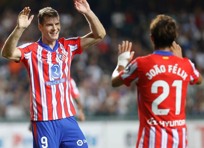 Alexander Sorloth y Joao Félix celebran un gol del Atlético en pretemporada (Foto: ATM).