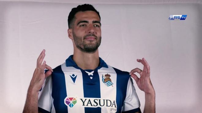 Mikel Merino, con la camiseta de la Real Sociedad de la próxima temporada.