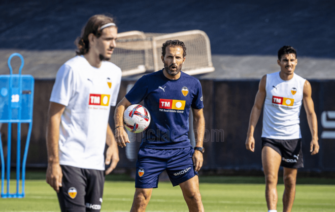 Rubén Baraja, en un entrenamiento (Foto: Valencia CF).