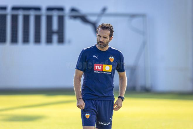 Rubén Baraja, en un entrenamiento (Foto: Valencia CF).