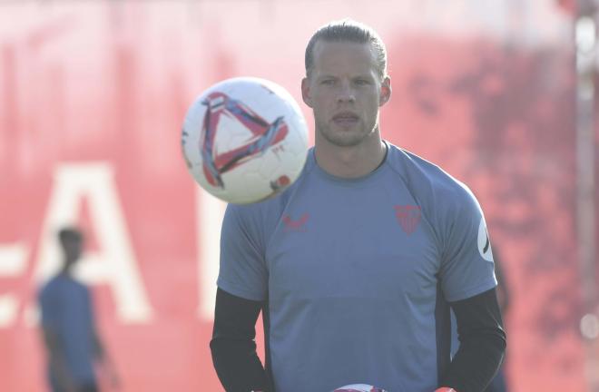 Orjan Nyland, en un entrenamiento del Sevilla FC (Foto: Kiko Hurtado)