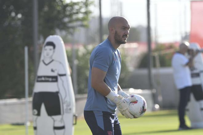 Marko Dmitrovic, portero del Sevilla FC (Foto: Kiko Hurtado)