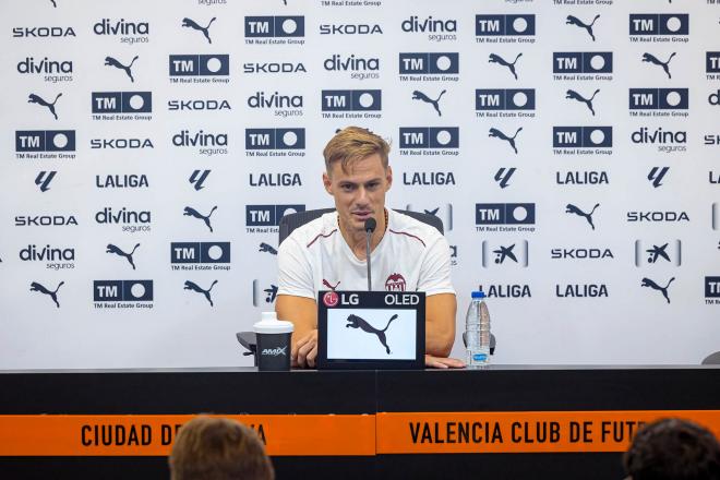 Dani Gómez, en su presentación (Foto: Valencia CF).