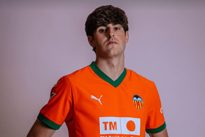 Javi Guerra, con la tercera camiseta del Valencia CF.