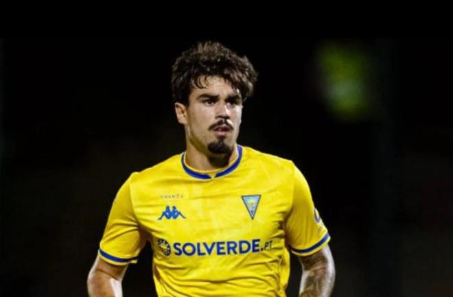 Tiago Araujo con la camiseta del Estoril.