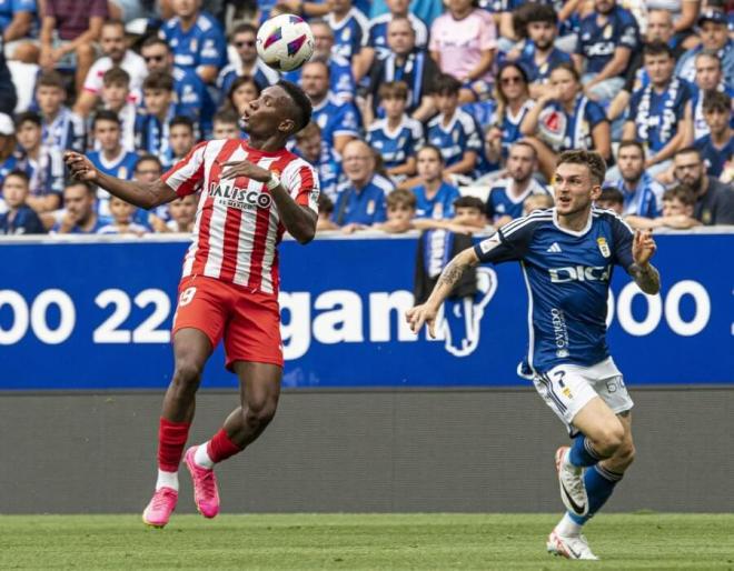 Juan Otero y Viti Rozada en el derbi asturiano. (Foto: LALIGA)