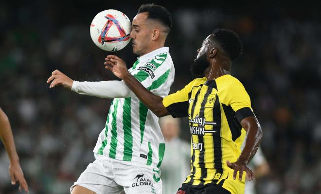 Juanmi Jiménez con la pelota (foto: Kiko Hurtado).