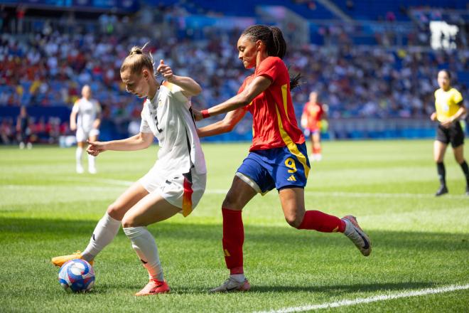 Salma Paralluelo presiona en el España-Alemania (Foto: COE).