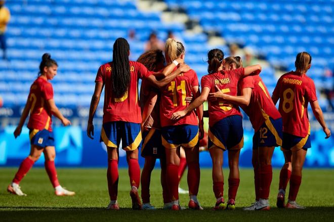 Alexia Putellas, consolada por sus compañeras tras el España-Alemania de los Juegos (Foto: RFEF).