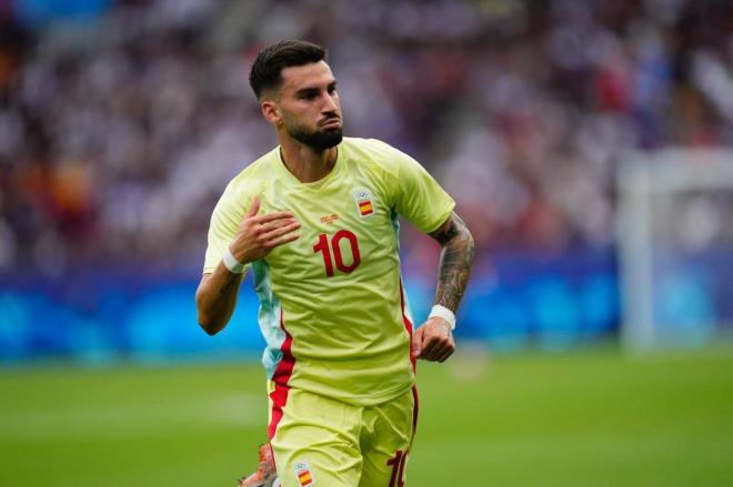 Álex Baena celebra su gol de falta en el España-Francia (Foto: SeFutbol).