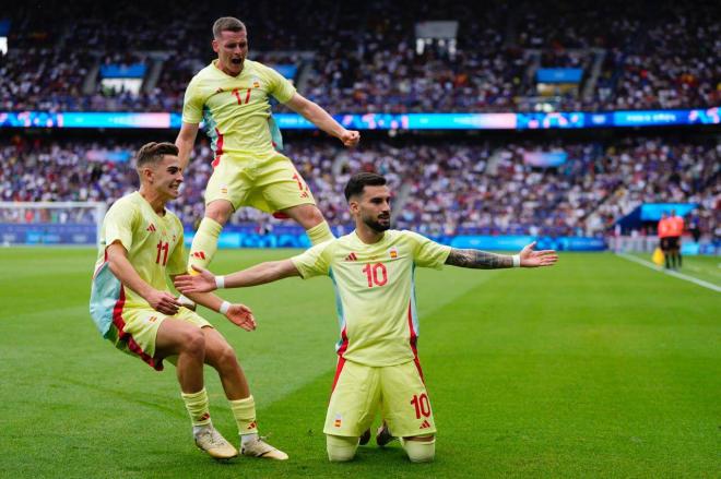 Fermín López y Álex Baena celebran un gol en el España-Francia (Foto: SeFutbol).