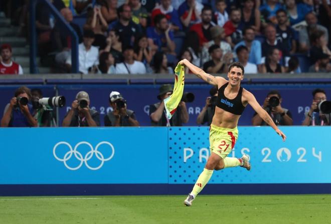 Sergio Camello celebra uno de sus goles en la final de los Juegos (Foto: EFE).