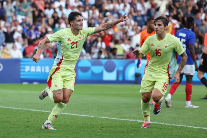 Sergio Camello celebra uno de sus goles en la final de los Juegos (Foto: EFE).