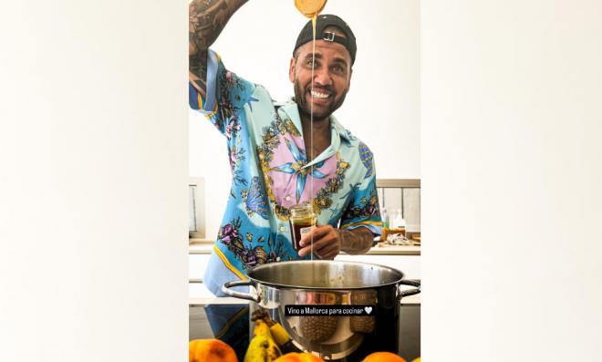 Dani Alves, cocinando de vacaciones con Joana Sanz.