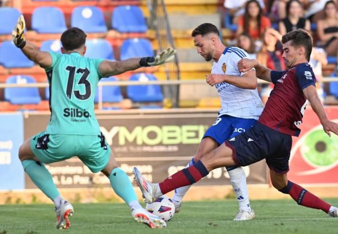 Iván Calero, ante Alfonso Pastor, fue una de las amenazas del Real Zaragoza (Foto: RGZ).