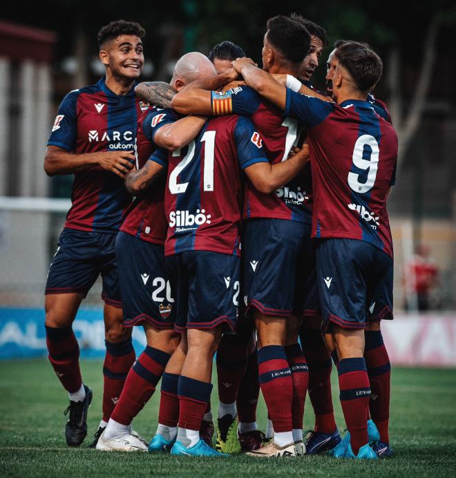 La celebración del Levante del gol de Sergio Lozano que dio la victoria en Teruel (Foto: LUD).