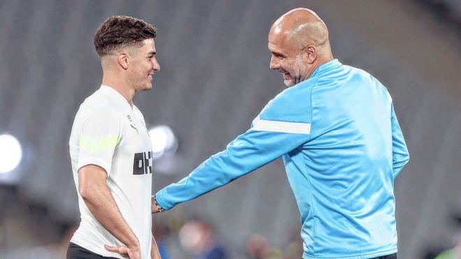 Julián Álvarez y Pep Guardiola durante un entrenamiento del Manchester City (Fuente: Manchester C