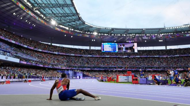 Noah Lyles, exhausto tras la final de los 200.