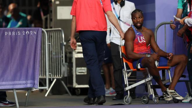 Noah Lyles en silla de ruedas tras la final de 200 metros de los JJOO de París 2024 (Fuente: Cordo Press)