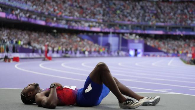 Noah Lyles tumbado en la pista de atletismo tras la final de los 200 metros de los JJOO de París 2024 (Fuente: Cordon Press)