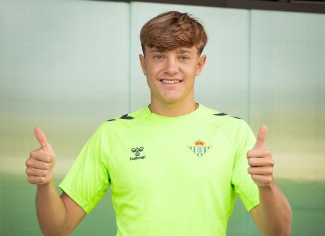 Jesús Rodríguez, posando ante los medios del club (Foto: RBB Cantera)