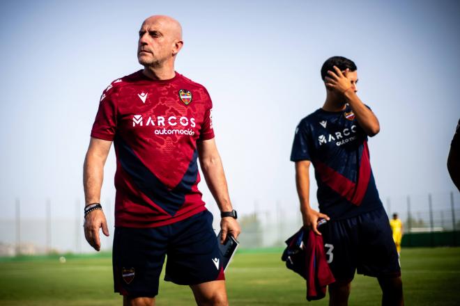 Julián Calero, técnico del Levante, durante la pretemporada (Foto: LUD).