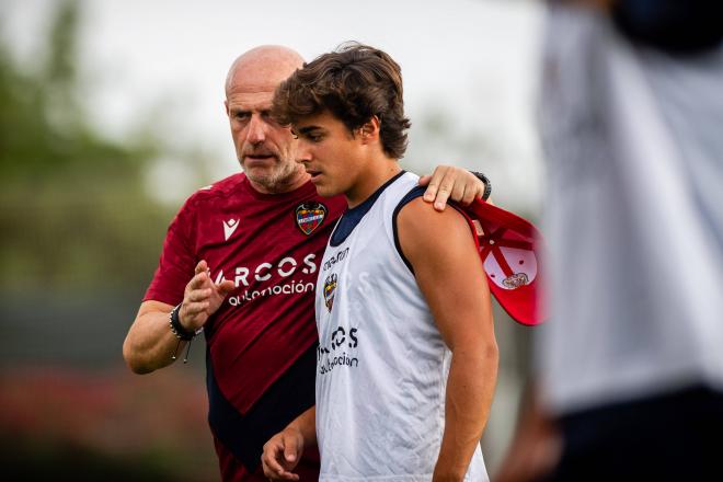 Julián Calero y Carlos Álvarez, uno de los que ha tenido que frenar en pretemporada (Foto: LUD).