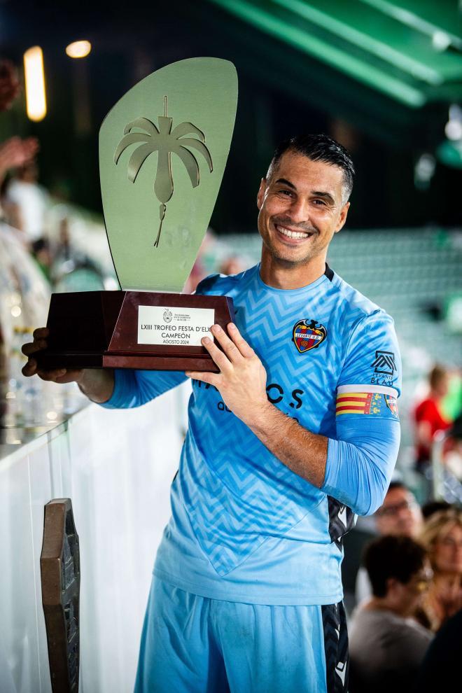 Andrés Fernández, alzando el título de campeón de la LXIII edición del trofeo Festa d'Elx (Foto: LUD).