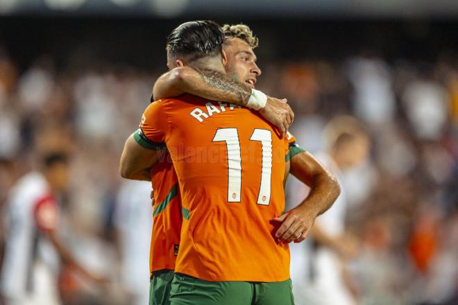 Abrazo entre Rafa Mir y Hugo Duro en el Trofeo Naranja (Foto: Valencia CF).