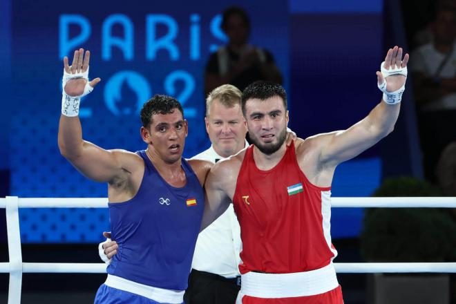 Bahodir Jalolov vence al español Ayoub Ghadfa en la final de boxeo +92 kg (Foto: EFE).