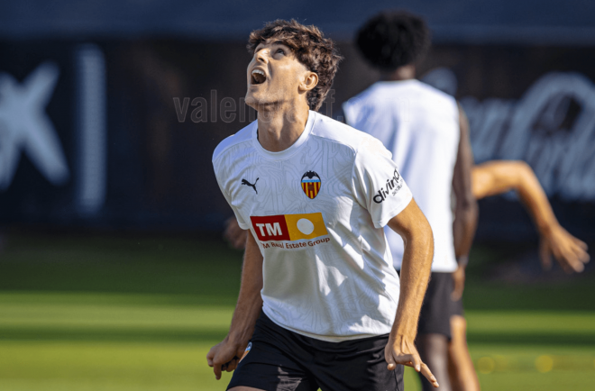 Javi Guerra, en un entrenamiento (Foto: Valencia CF).