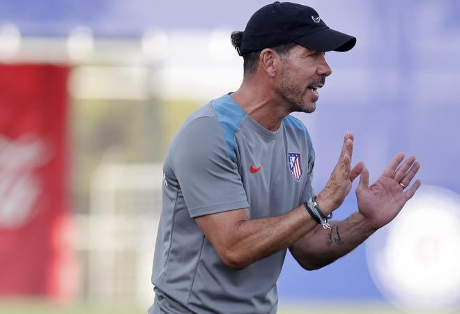 Diego Pablo Simeone da instrucciones en una sesión del Atlético (Foto: ATM).