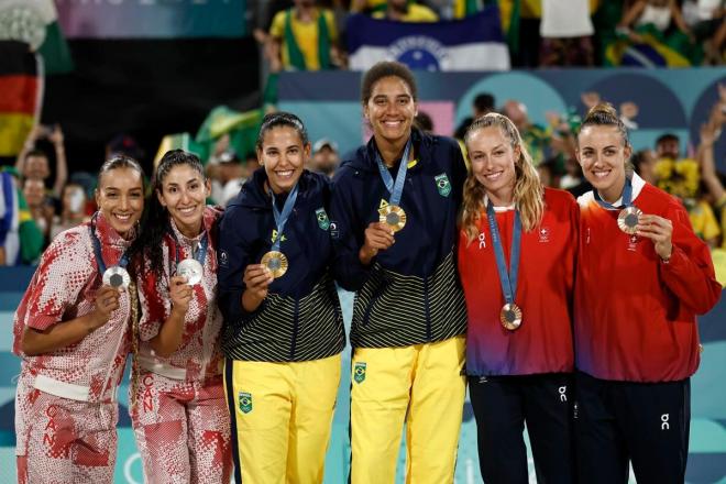 Brasil, Canadá y Suiza completaron el podio del vóley playa femenino (Foto: EFE).