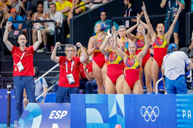 Celebración de las jugadoras de España en la final de waterpolo en París 2024 (Foto: EFE).