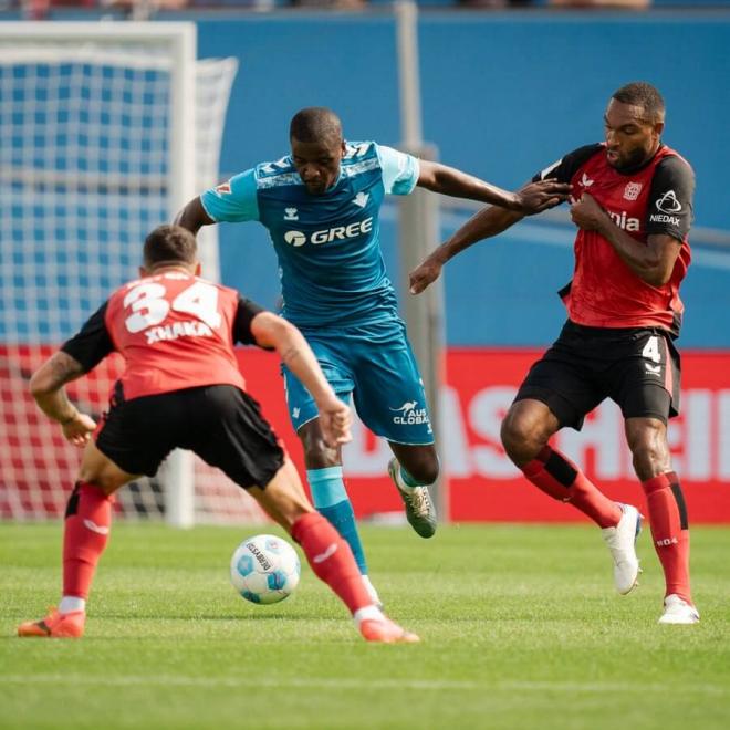 William Carvalho con el balón (foto: RBB).