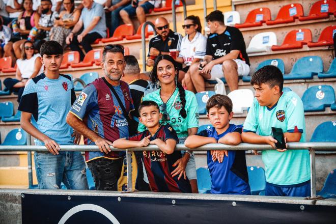 Una representación de la afición en el penúltimo amistoso de pretemporada ante el Zaragoza (Foto: LUD).