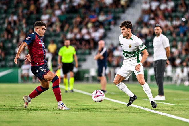 El granota Andrés García y el ilicitano Yago Santiago, en una acción de la primera parte (Foto: ECF).