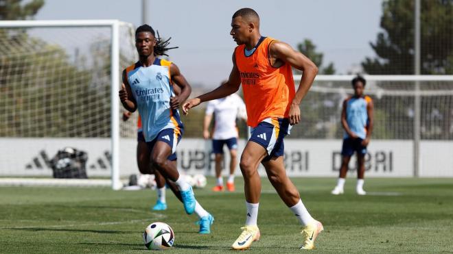 Kylian Mbappé, ante Eduardo Camavinga en una sesión del Real Madrid (Foto: RM).