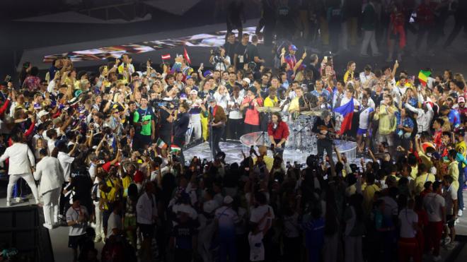 Los atletas olímpicos en el escenario de la ceremonia de clausura (Fuente: @Olympics)