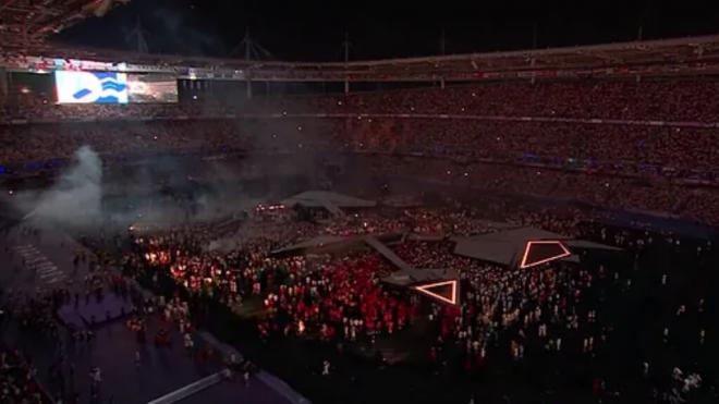 Los atletas rodeando el escenario en la ceremonia de clausura (Fuente: RTVE)