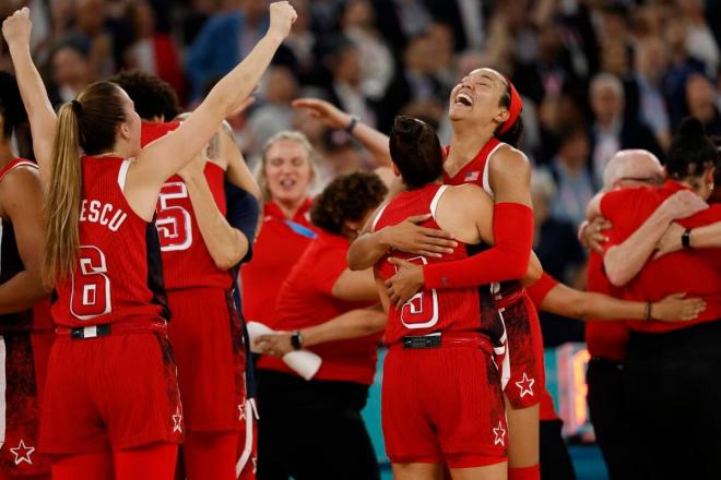 Estados Unidos celebra el oro en baloncesto femenino en París 2024 (Foto: EFE).