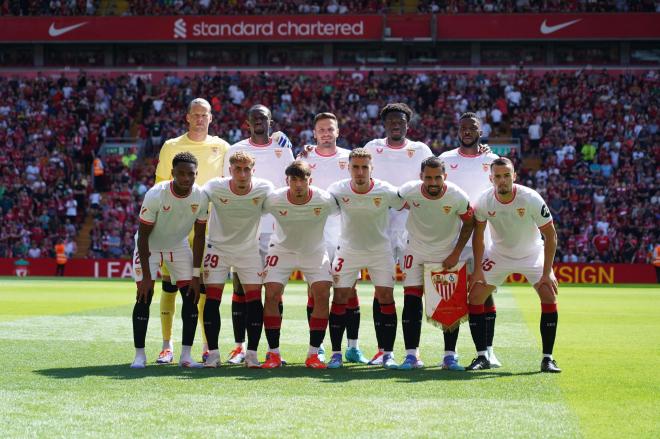 Saúl, en el último once inicial de la pretemporada sevillista, en Anfield.