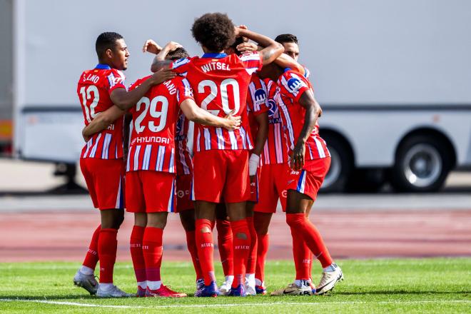 Abrazo a Joao Félix de los jugadores del Atlético tras su gol a la Juventus (Foto: Cordon Press).