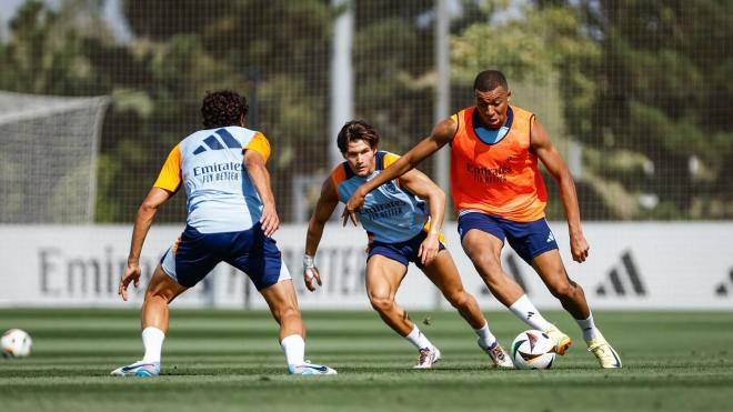 Kylian Mbappé, ante Fran García y Jesús Vallejo en una sesión del Real Madrid (Foto: RM).