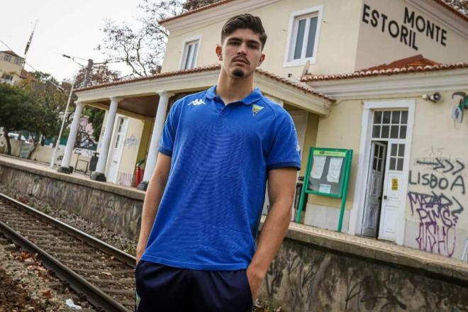 Bernardo Vital posa con la camiseta de la entidad lusa. (Foto: Estoril)