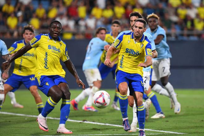 Mwepu, junto a Zaldua, en el partido ante la Lazio (Foto: Cádiz CF).