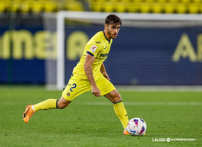 Adrià Altimira, con el Villarreal B (Foto: LALIGA).