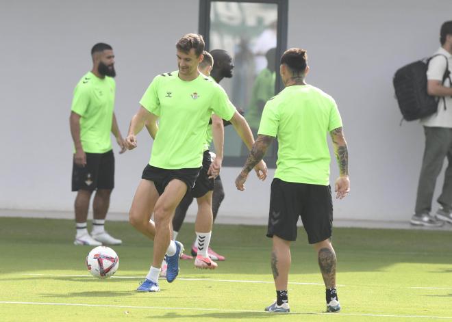 Diego Llorente, en un entrenamiento del Betis (Foto: Kiko Hurtado).