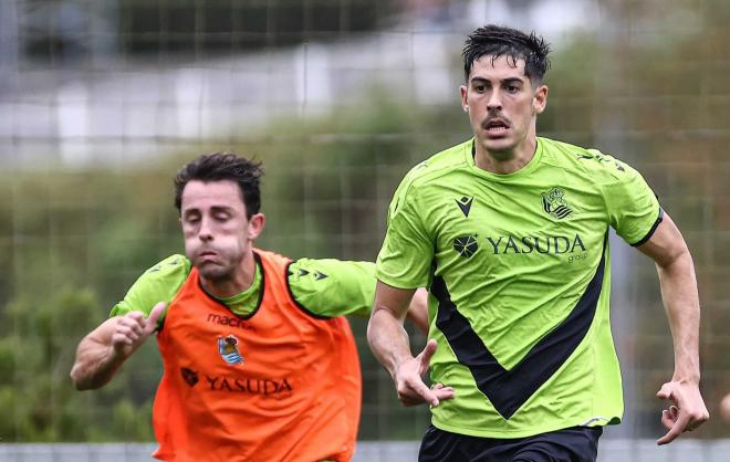 Carlos Fernández, con Odriozola en un entrenamiento, liberaría una ficha para la llegada de un delantero (Foto: Real Sociedad).