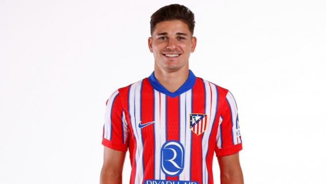 Julián Álvarez posa con la camiseta del Atlético de Madrid (Foto: ATM).